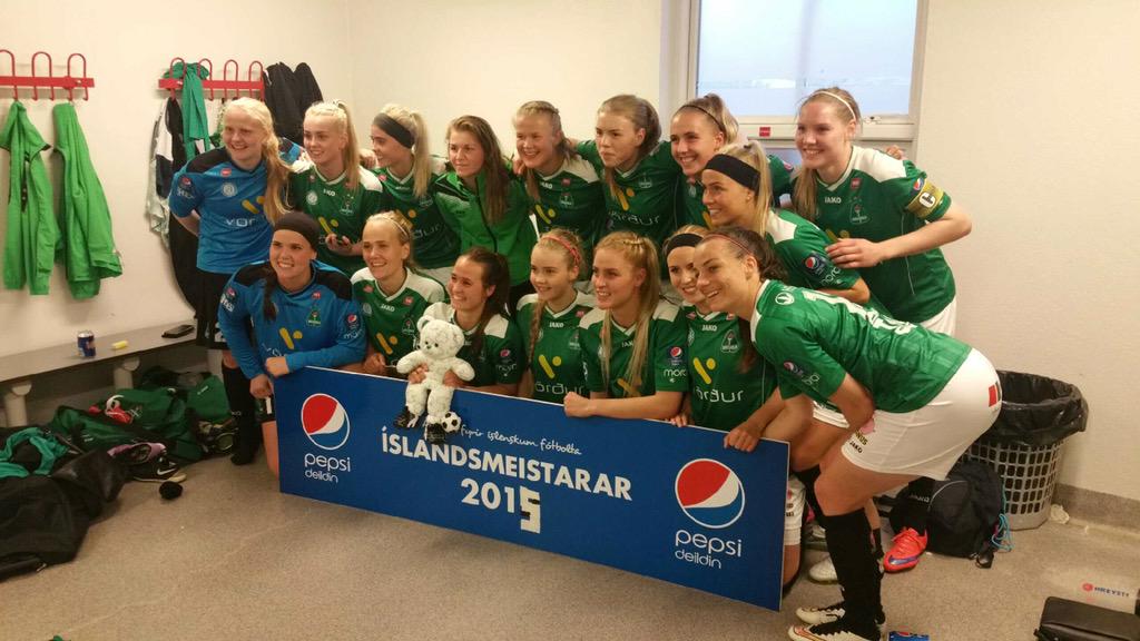 KopacabanaKp's tweet photo. Léttur banter hjá stelpunum okkar! Skilti frá Þór/KA! #fotboltinet #blikarkoma #blix http://t.co/TMkYmiItcK