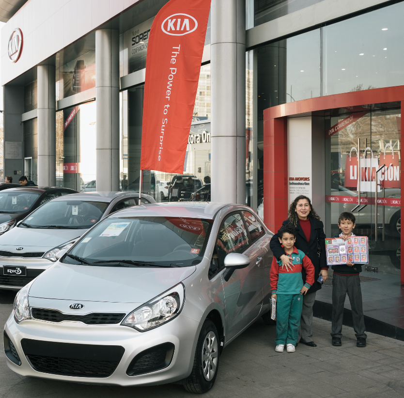 PublimetroChile's tweet image. Niño de 7 años gana Kia Rio por completar álbum de Copa América bit.ly/1LfoOsh