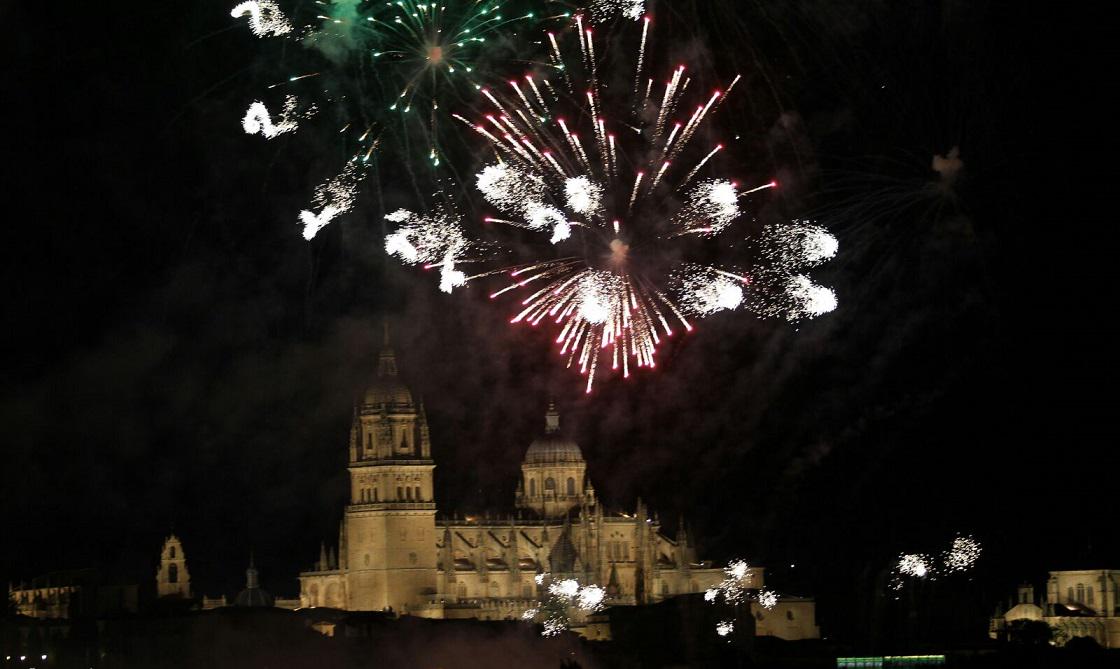 s24horas's tweet photo. Veintitrés minutos de fuegos artificiales anuncian que Salamanca está en fiestas
http://t.co/aoHvArQF0D http://t.co/sIZ0787ARs
