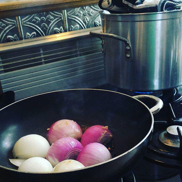 STLrepost's tweet image. Getting the aromatics ready for this tonkotsu ift.tt/1K3fBqy