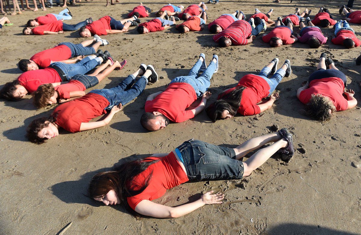 lesoir's tweet photo. A Rabat, ils rendent hommage à Aylan #PHOTO http://t.co/kq5v0us7yl http://t.co/vXvyy5ayWH