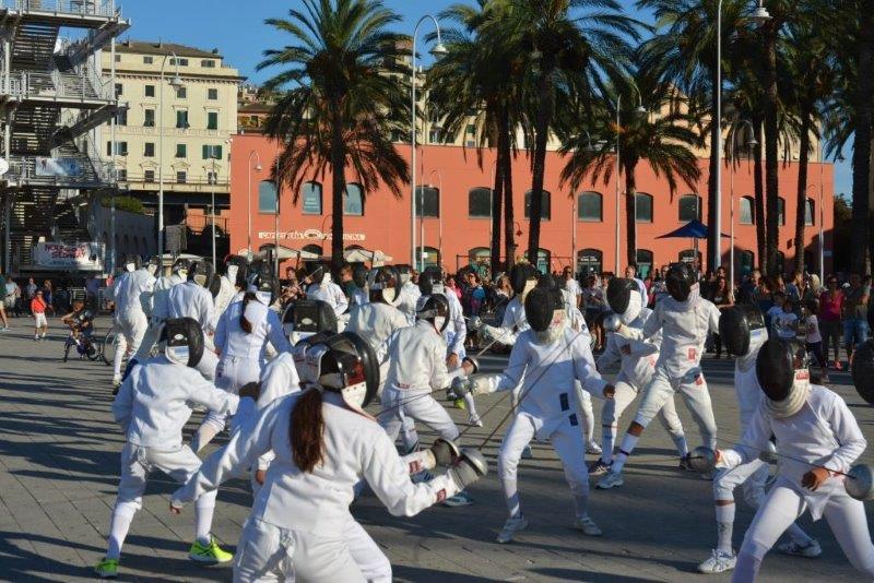 elle_tealdi's tweet photo. Anche Genova tra le città che hanno aderito al flashmob mondiale di scherma. Ieri #inArea #Fencingmob15 http://t.co/Jmh39vOgqj