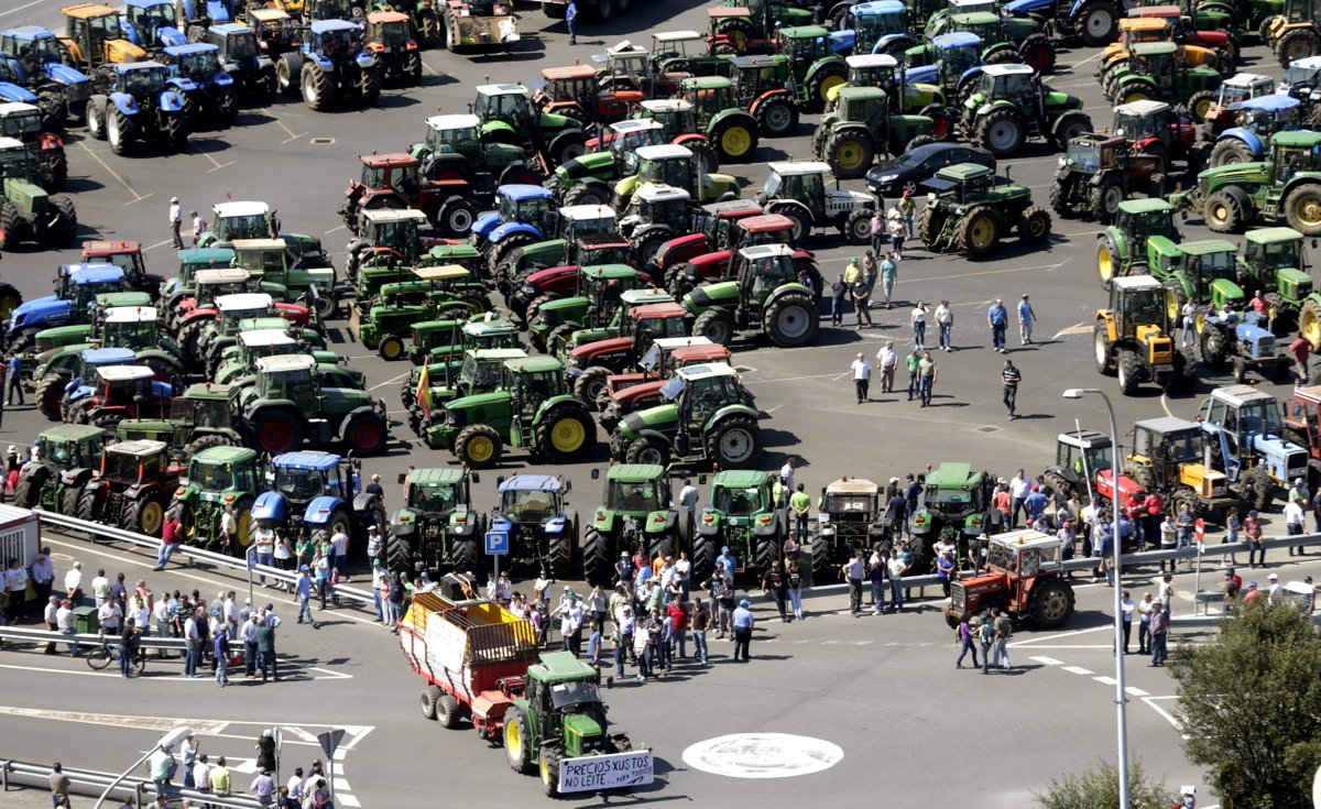 Farodevigo's tweet photo. #Tractorada Son ya 4.000 los tractores que colapsan Santiago http://t.co/XwRA5Kkt62 #AVaquiñaPoloQueVale http://t.co/dIIINmgFBX