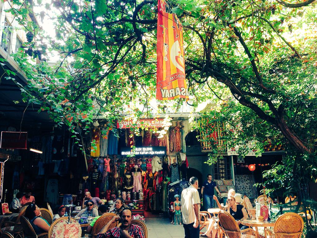 미로같은 그랜드 바자르와 어느 막다른 골목에서 마법처럼 나타난 카페.