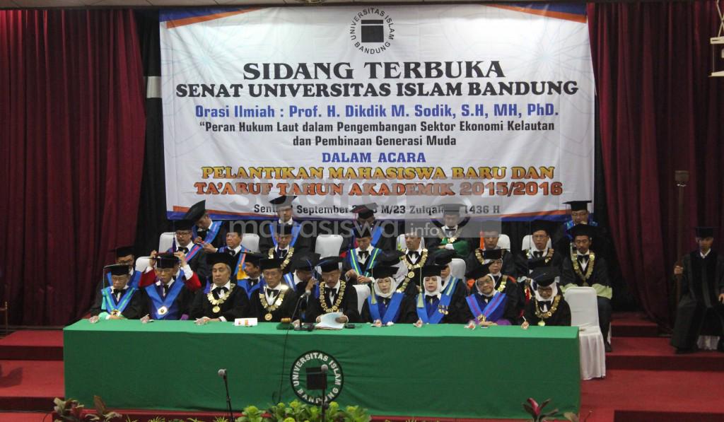 [Foto] Pengukuhan Mahasiswa Baru di Ta’aruf Unisba - suaramahasiswa.info/foto-pengukuha…