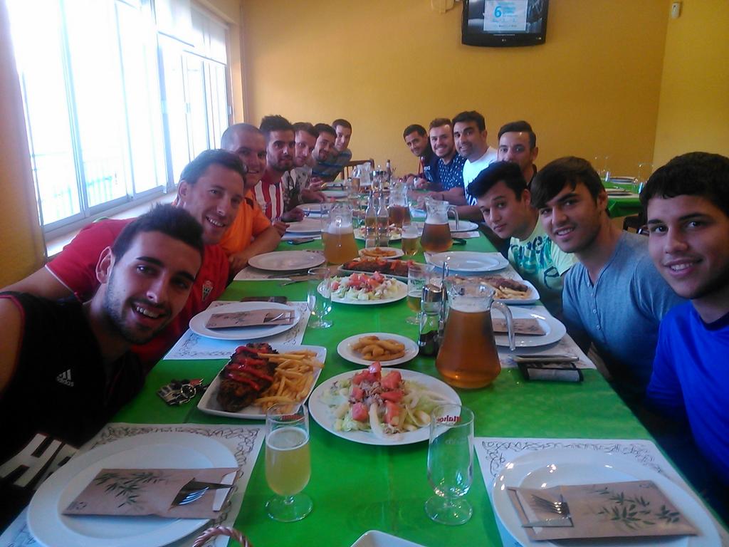 VeguellinaCF's tweet photo. El equipo Reg. Aficionado tiene jornada de convivencia, es importante disfrutar dentro y fuera del campo #vamosvegue http://t.co/3iT20GyD9q