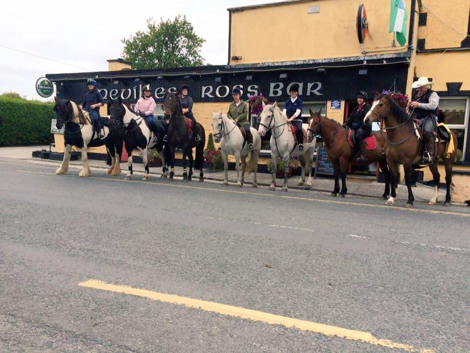 louiseoconnor1's tweet photo. One of our stops at Neville's Cross Bar,Thatch Pub, and across the Maigue River 🐎 http://t.co/5ieNaS2xHk