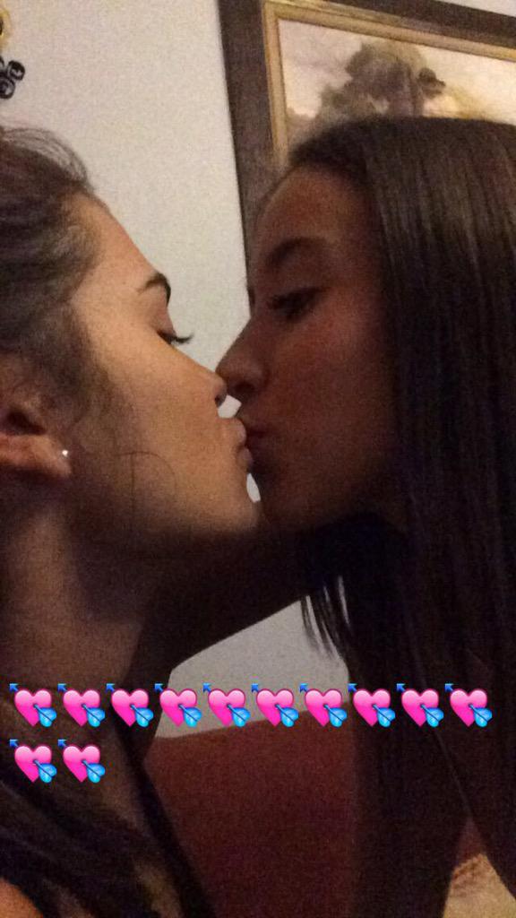 MariiaMiiguelez's tweet photo. 👭👩‍❤️‍💋‍👩👩‍❤️‍👩👩‍👩‍👦💍❤️ @giinebrita http://t.co/Tl1yK3g2uQ
