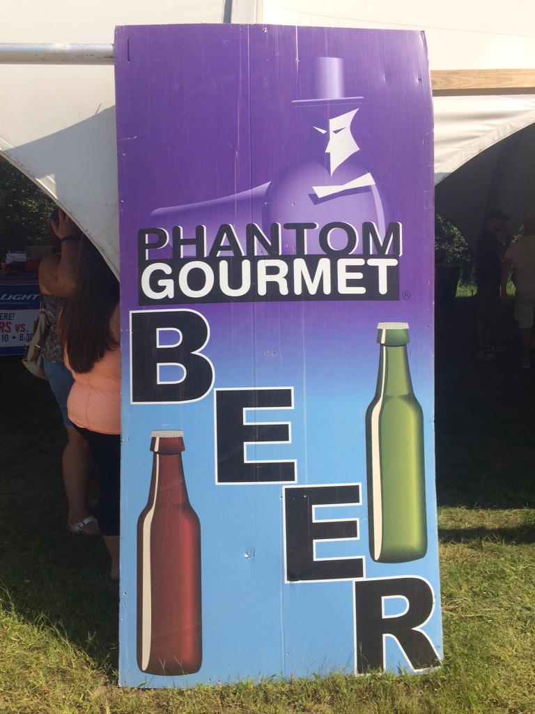 MassBrewBros's tweet photo. Heading to the #beergarden @PhantomGourmet #JunkFoodJam @MendonTwin #friedmacncheese http://t.co/AFw320U28J