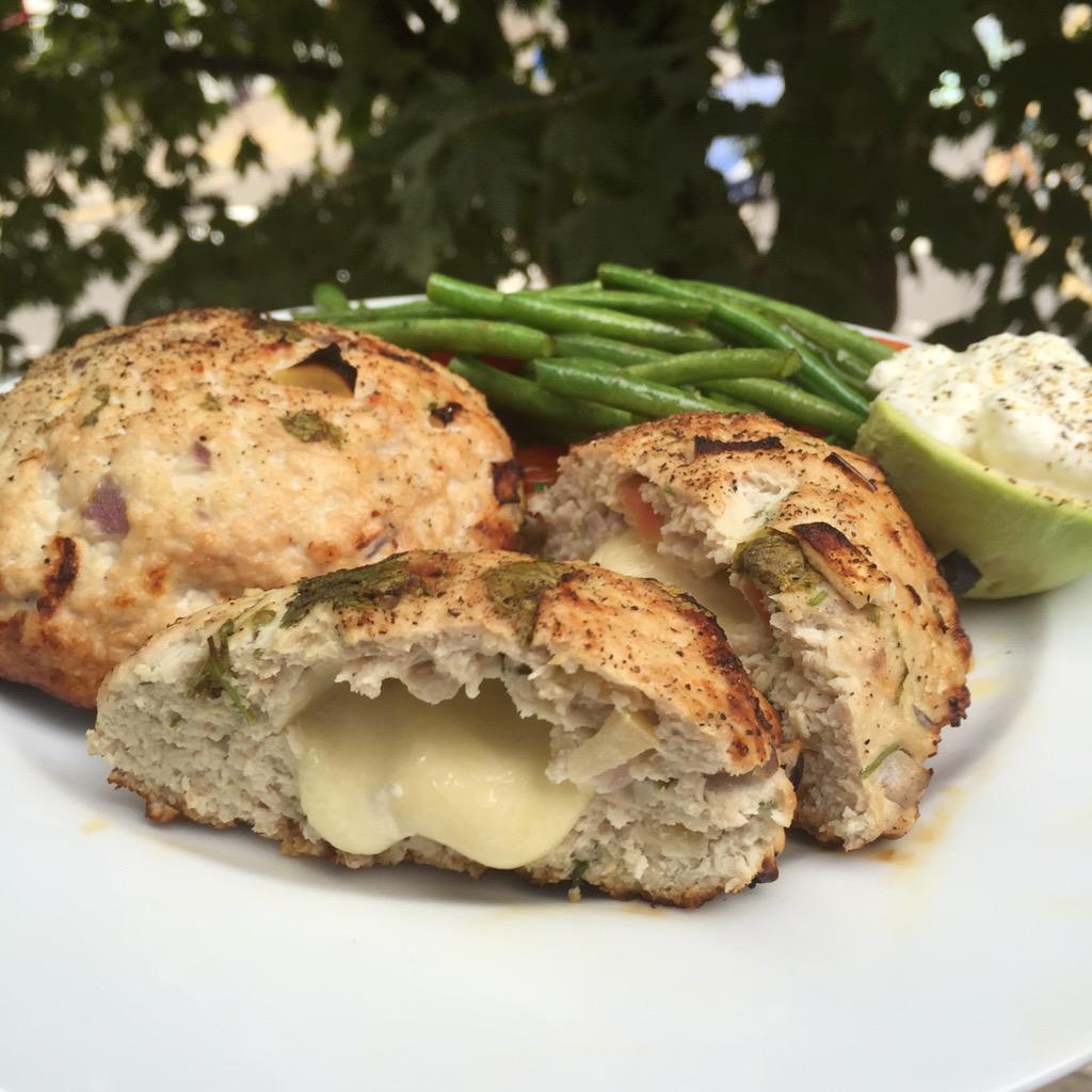 Apple and Turkey burgers stuffed with mozzarella cheese 😳🍔 #Leanin15