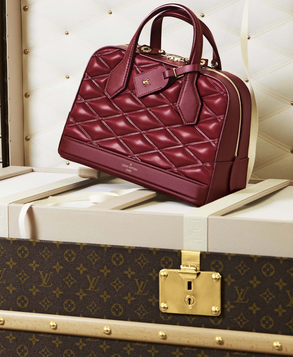 VogueFrance's tweet photo. Chanel à Londres, Louis Vuitton à Paris... Les #expos mode de la #rentrée à ne pas manquer http://t.co/XHRdxoWsdK http://t.co/ojx7rIt47I