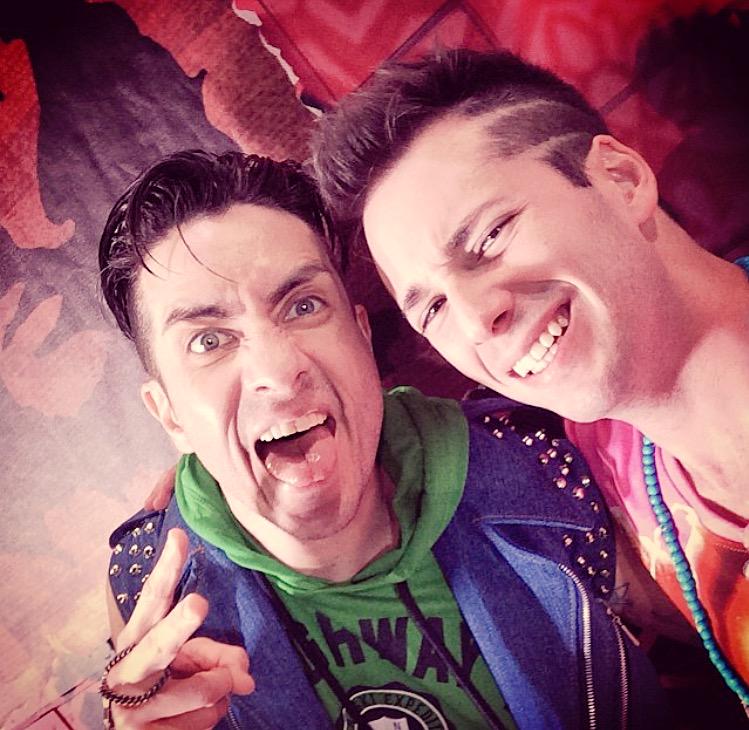jacser's tweet photo. Muchas felicidades querido y admirado krnl! Te mereces eso y más! #discodeoro @oscarschwebel 😎👊🏼 #tantasbendiciones 👾 http://t.co/954A91CSvz