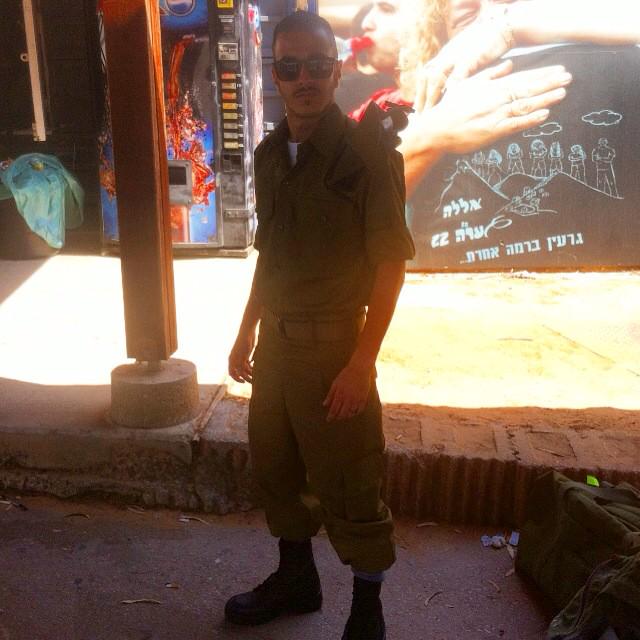 RazParavi1's tweet photo. שכחתי התגייסתי http://t.co/ViFkQzM8ts