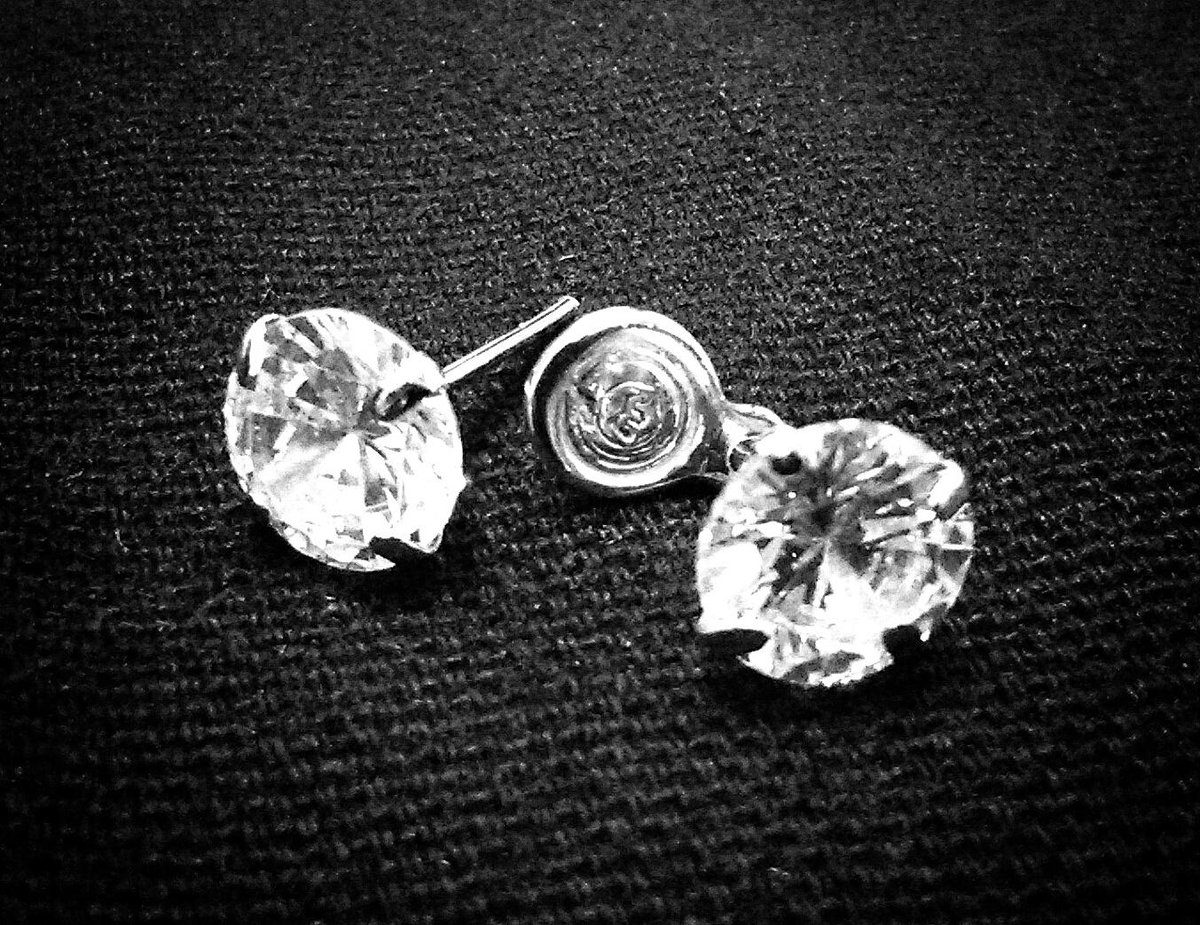 DanielbyDE's tweet photo. Si salimos sin ellos nos sentimos extrañas,son un detalle que hace nuestro outfit especial son los aretes #byDaniel http://t.co/vnqIQrChCD