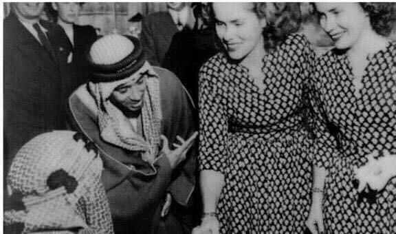 KALMANSOORY's tweet photo. أمريكيتان قابلوا الملك عبدالعزيز قبل ٧٠ سنه والان اصروا على مقابله الملك سلمان في امريكا http://t.co/BppKCAJLzS