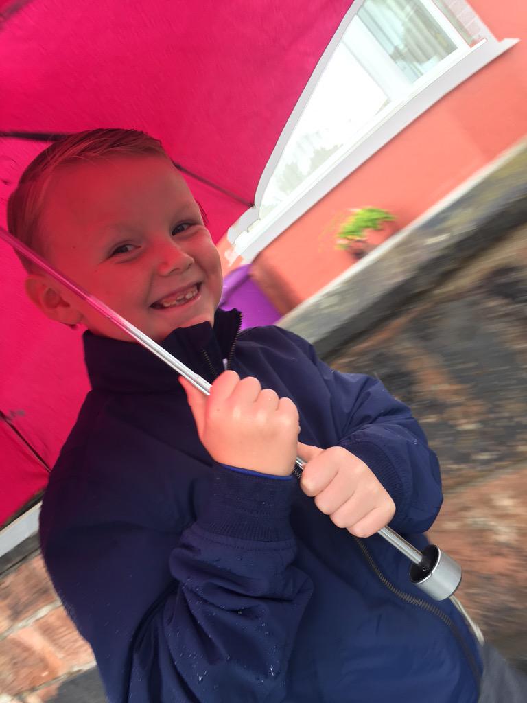 barnesyp24's tweet image. Loving life with his pink brolly 😂😂 #charliebarnes