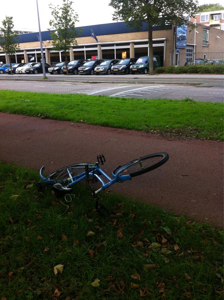 @politieRdam_O Gevalletje gedumpte fiets of toch iets ernstigers..?? #koningslaan #tegenoverpeugeotdavo