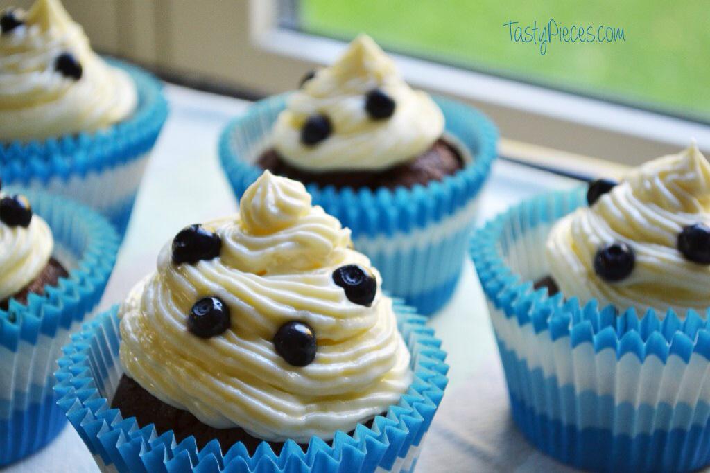 Tasty_Pieces's tweet photo. Delicious #chocolatecupcakes with sweet creamcheese #frosting :-) recipe at http://t.co/xewW6UJVR8 :-) #cupcake http://t.co/bIIOQ06t3Q
