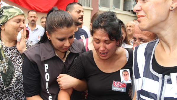 SecenSecen's tweet photo. “@Hurriyet: Şehit ablasının yürek yakan feryadı: "Durun bir bakalım belki nefes alıyordur" http://t.co/UdlMrPz4At http://t.co/d9alyTuKGB”