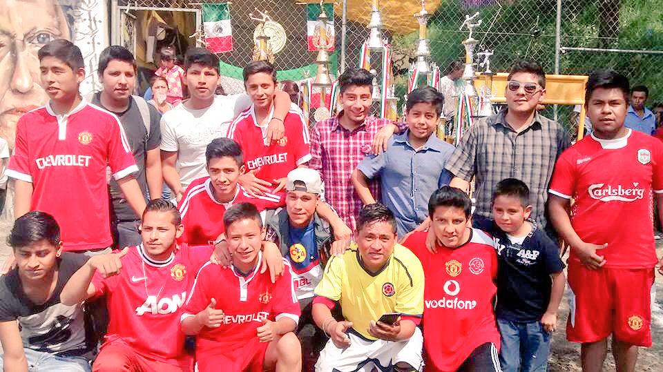 EdsonVARE's tweet photo. Entrega de trofeos en el #InterColonias | Queremos un partido cercano a la gente #Deporte #Tlalpan http://t.co/bE4Meoesx0