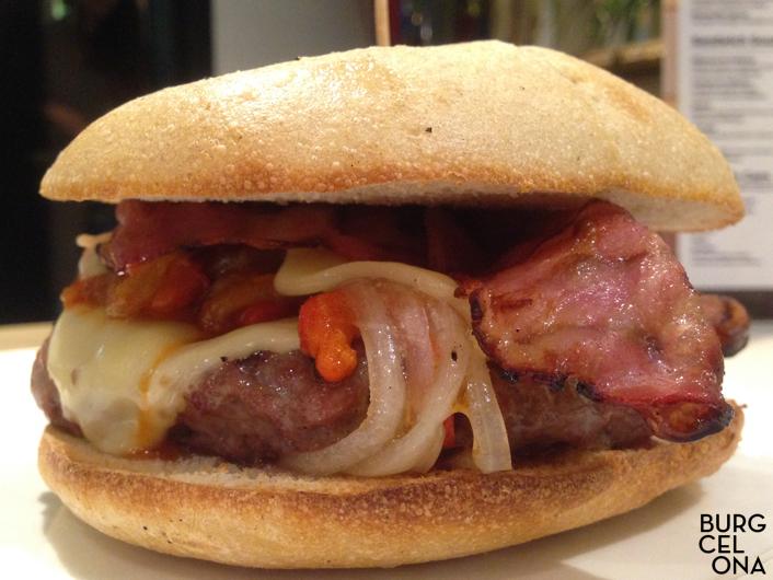 Burgcelona's tweet photo. 200 gr de Angus de Nebraska, escalivada, bacon, cebolla... esta #burger lo tiene todo... http://t.co/1Mf20S1coY http://t.co/p00eHf6ear