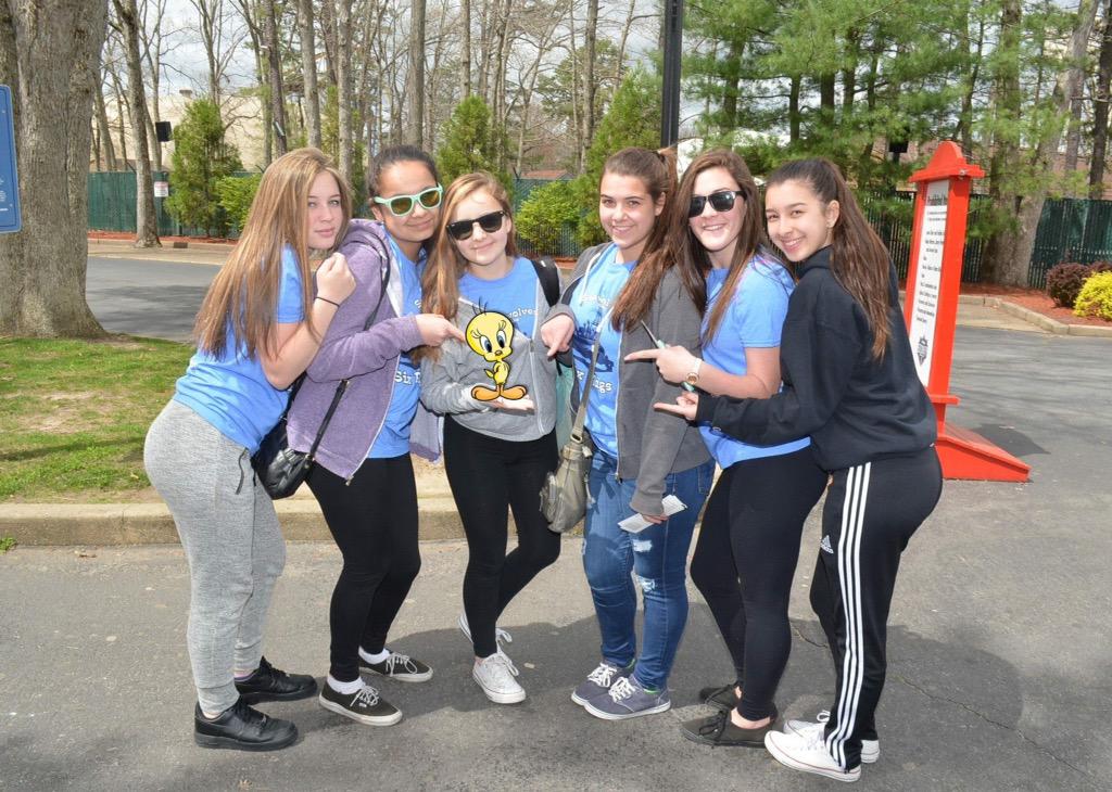 Raechelroeschxo's tweet photo. LMFAO @jessicabuckley_ @tj1449 @eriinniicolem #restOfEm http://t.co/VKTmUPvM07