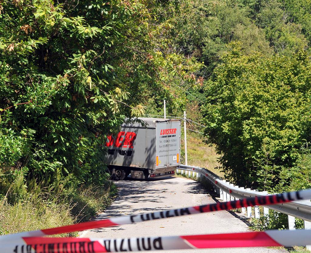 MetroNews_Ge's tweet photo. Strade, #SP82 di #Sant’Alberto: la #gru ha #liberato il #Tir incastrato in un tornante http://t.co/EqyR3JrSDu http://t.co/tPHCedZQkU