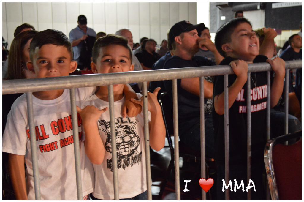 IHeartMMA1's tweet photo. More #Moments from #RocksFightNight17 @hotz95 @AmericanBankCtr #CCFD @Silverback316 #HectorMunoz #LuisVega #IHeartMMA http://t.co/5s5a55Ea2f