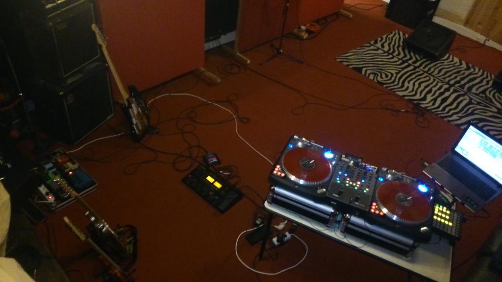 lechaPbelle's tweet photo. Répétition au Studio K, Jour 1.
#FDH15  #oubliepasle13septembre #chaudés #viens #PAE http://t.co/hElLMCSL2h