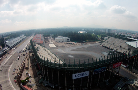 ElFinanciero_Mx's tweet photo. .@ruiztorre comparte cómo se ve, a 70 mts, el Autódromo Hermanos Rodríguez, listo para la F1 http://t.co/D622IFa5UF http://t.co/dtNrDPXZOM