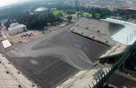 ElFinanciero_Mx's tweet photo. .@ruiztorre comparte cómo se ve, a 70 mts, el Autódromo Hermanos Rodríguez, listo para la F1 http://t.co/D622IFa5UF http://t.co/dtNrDPXZOM