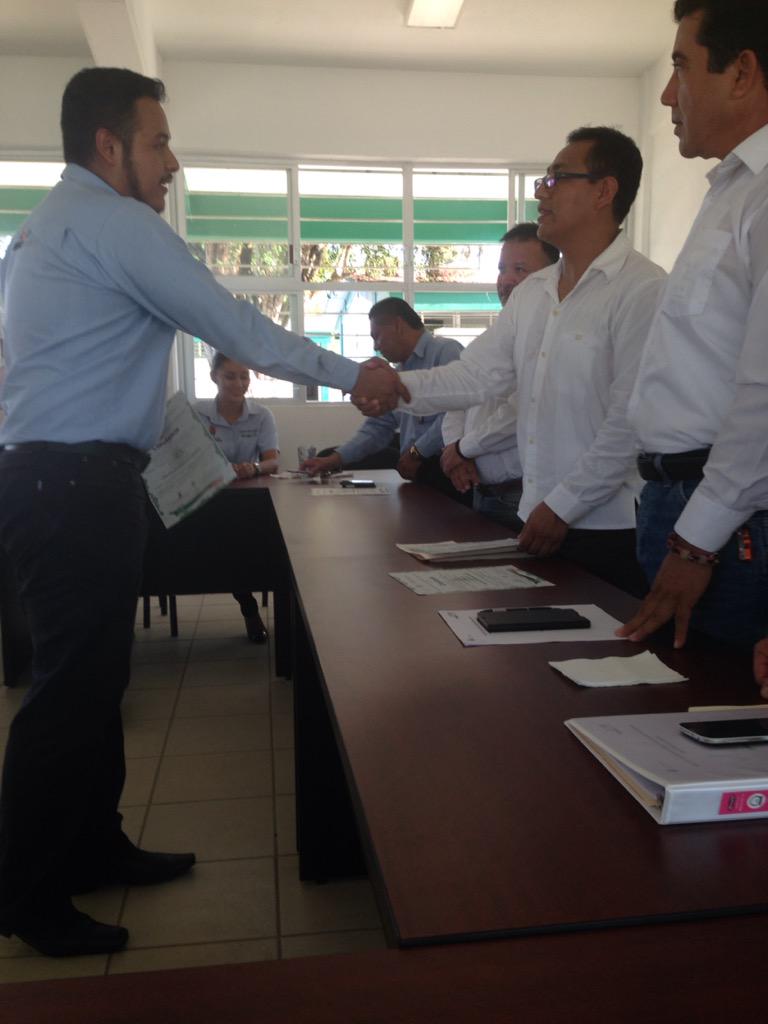 IcatechCatazaja's tweet photo. Entrega de Constancia #caracteristicasyhabilidadesdelosinstructores por el Mtro. Abraham Hernández DG del @Icatech1 http://t.co/lPEbHET55v