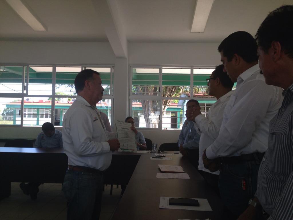 IcatechCatazaja's tweet photo. Entrega de Constancia #caracteristicasyhabilidadesdelosinstructores por el Mtro. Abraham Hernández DG del @Icatech1 http://t.co/lPEbHET55v