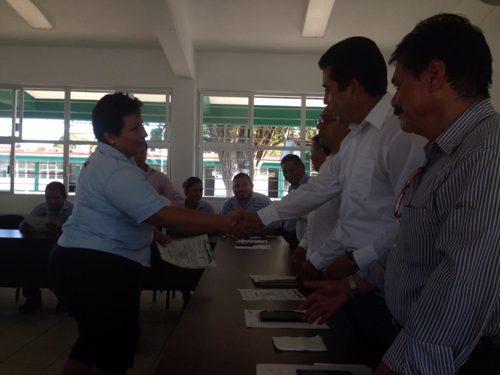 IcatechCatazaja's tweet photo. Entrega de Constancia #caracteristicasyhabilidadesdelosinstructores por el Mtro. Abraham Hernández DG del @Icatech1 http://t.co/lPEbHET55v