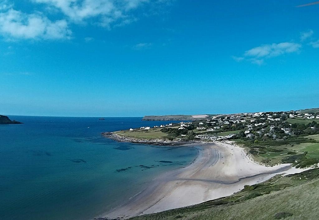 AboveCornwall's tweet photo. Earlier today just over Brea Hill, looking out towards Daymer Bay. @Cornwall_Coast @Cornwall_Coast @beauty_cornwall http://t.co/Imd2N58YdK