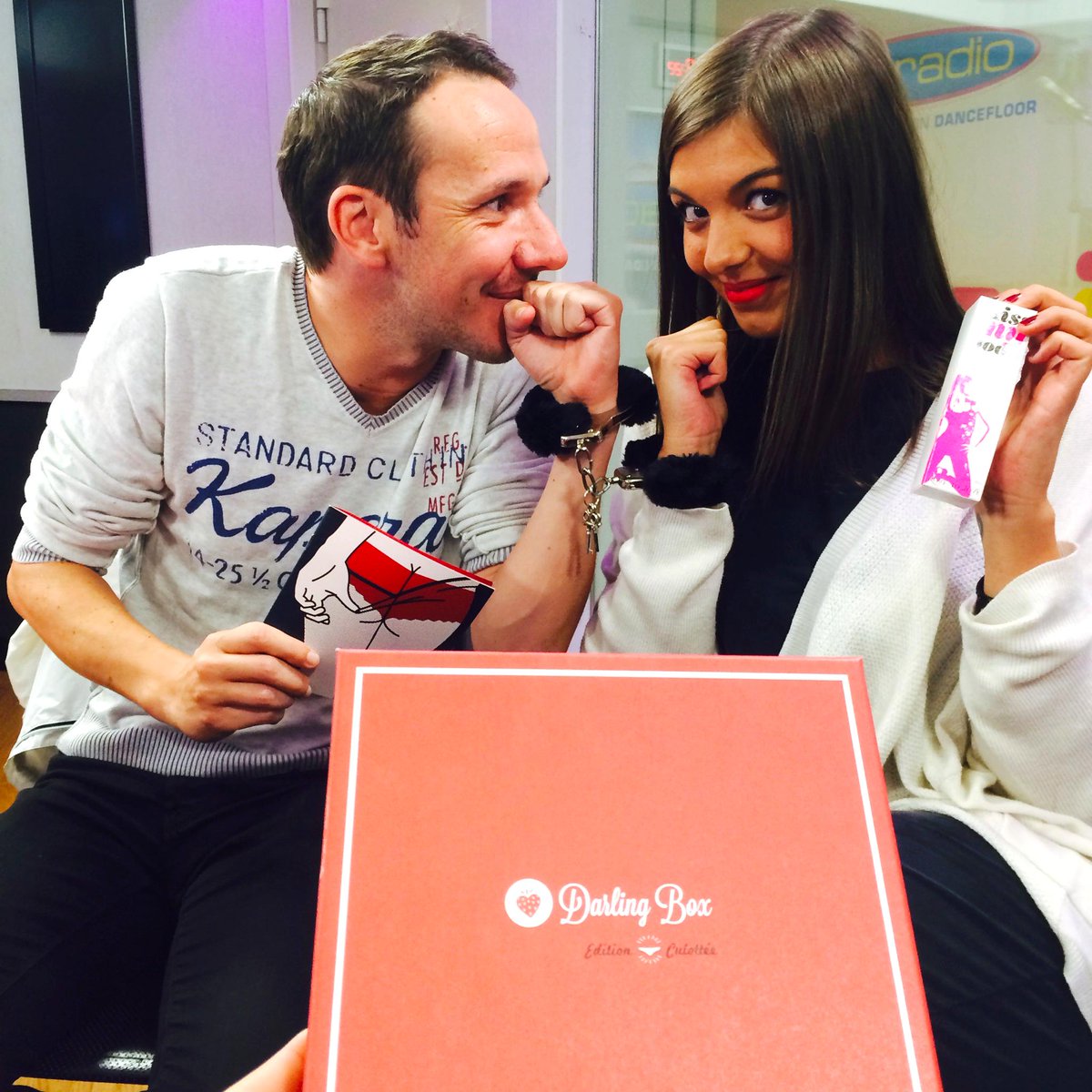 Lovinfun's tweet photo. Menottes, huiles et même... Petit sextoy (oh oh) ! Cette semaine on s'occupe de pimenter vos soirées ;) #DarlingBox http://t.co/bqgKMBFCXW