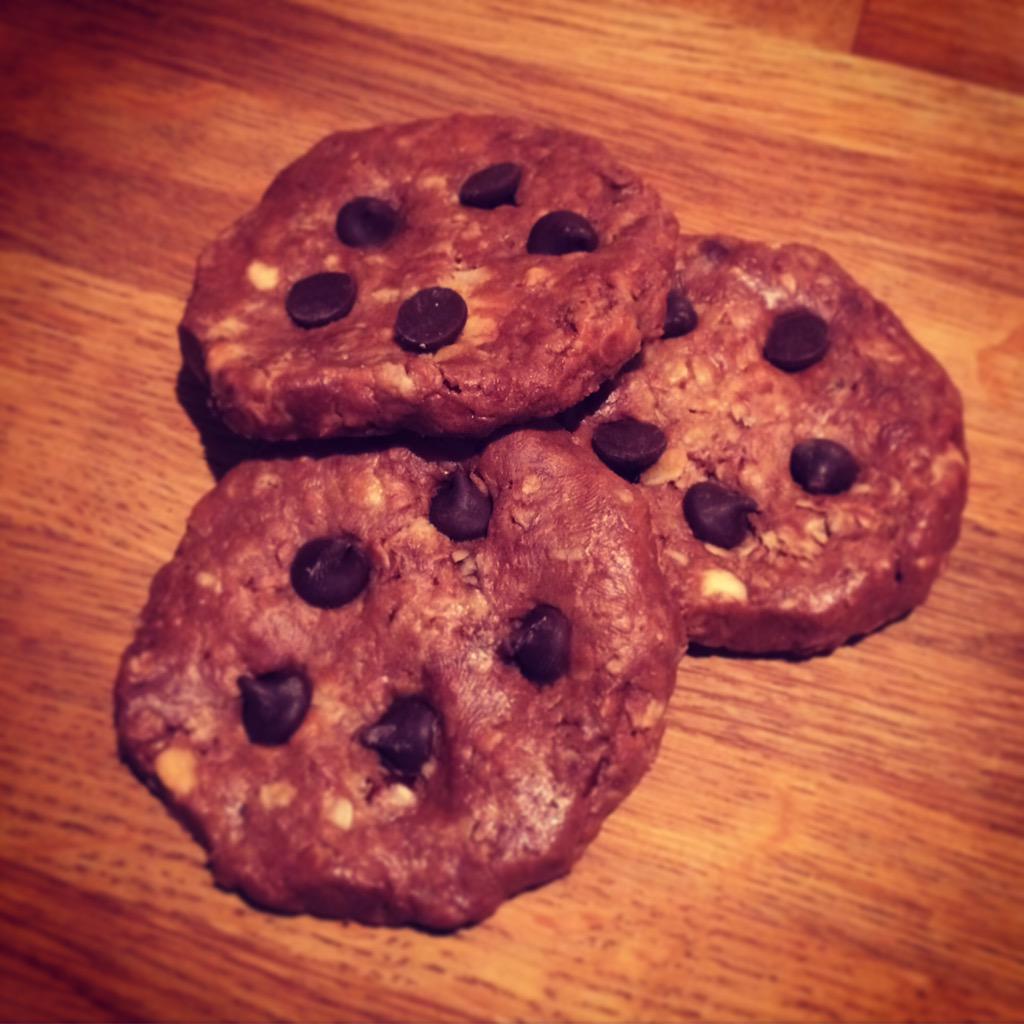 No bake protein chocolate cookies, you can thank us later! 
Full recipe link in bio #fitness #food #health #recipes