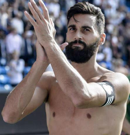 musicoloko7's tweet photo. Uno defiende ante todos a nuestro escudo, los otros defienden ante todo a la Selección, esa es la realidad guste o no http://t.co/dmEQ0miUzN