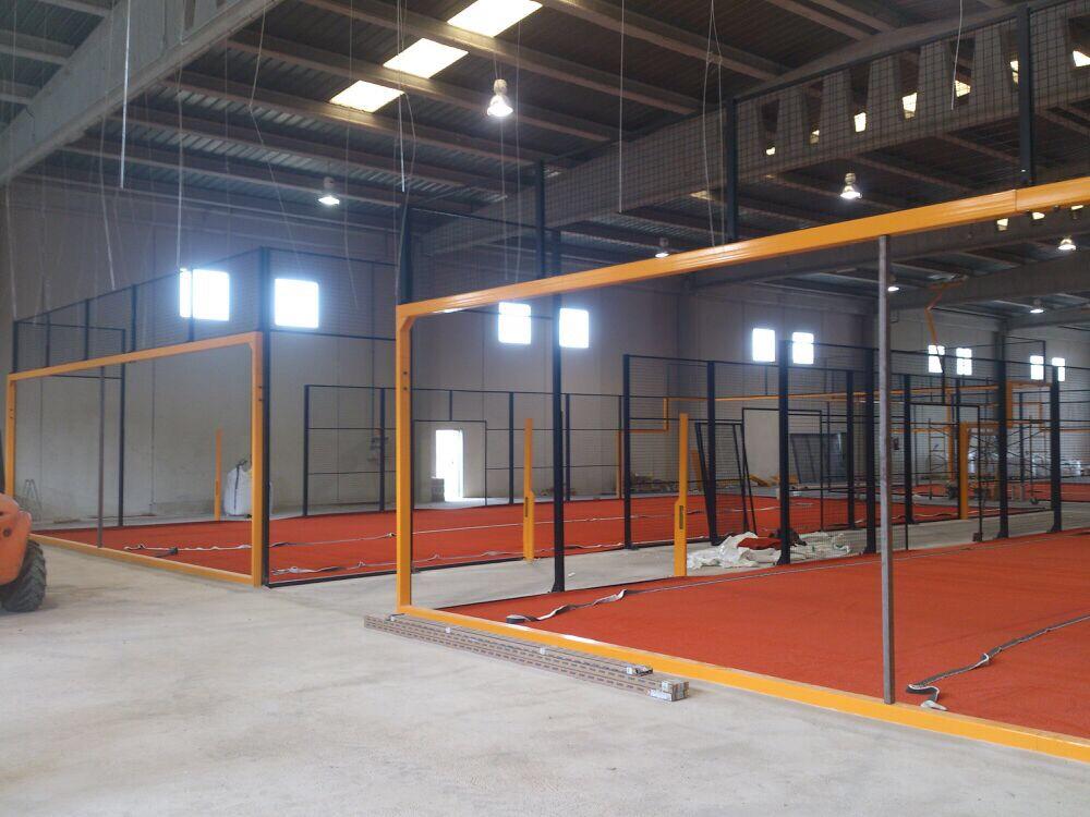 Padel10's tweet photo. Finalizando la instalación de las pistas de Pádel panorámicas en el Pádel Indoor Flix, Tarragona. http://t.co/9r50hM6H5w