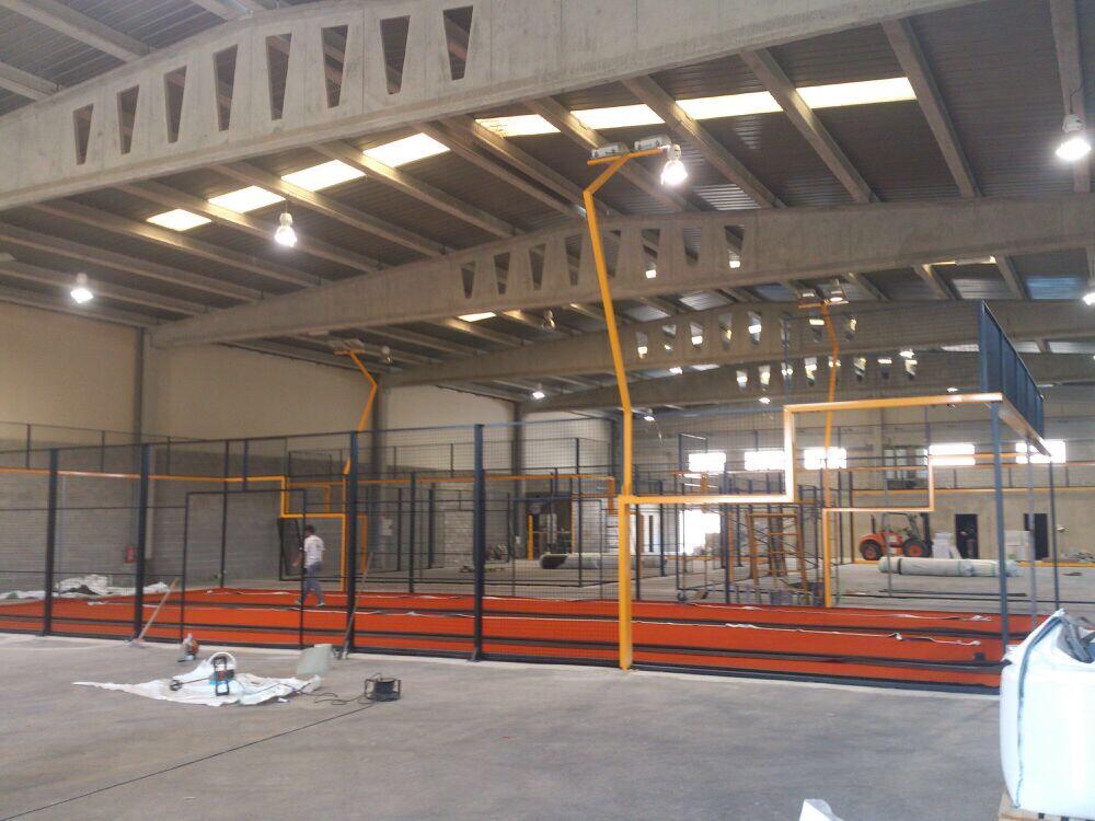 Padel10's tweet photo. Finalizando la instalación de las pistas de Pádel panorámicas en el Pádel Indoor Flix, Tarragona. http://t.co/9r50hM6H5w