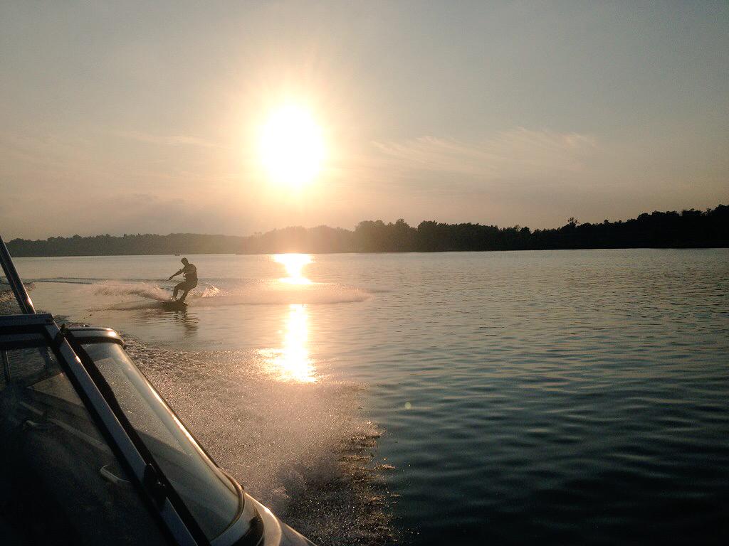 CrowleyArklie's tweet photo. Gorgeous weekend to end an epic summer. Bring on fall! 🍂🍁 #TrentRiver #RiceLake #Hastings @aarklie http://t.co/8e5l9twGe6