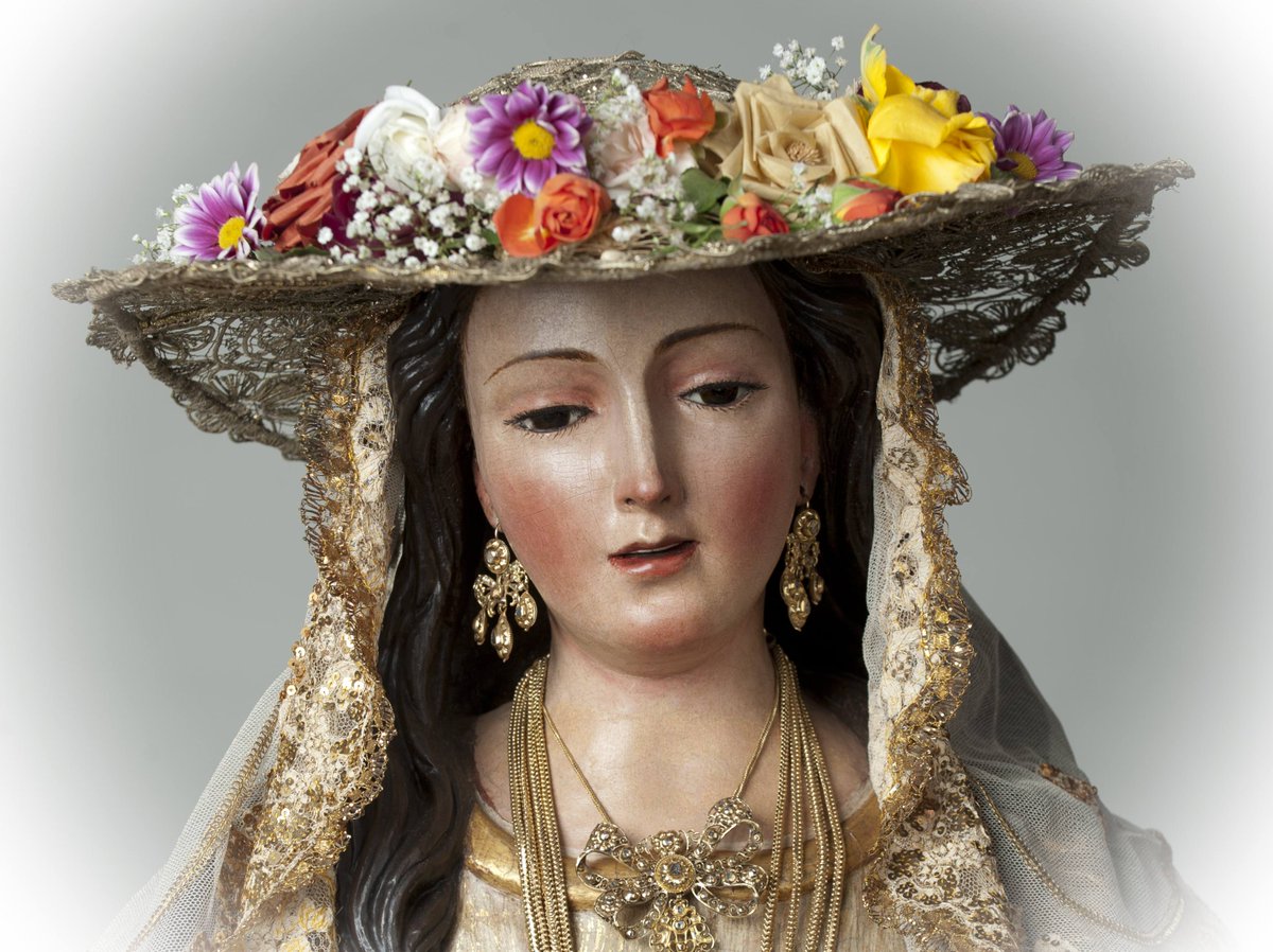 HdaddelaPastora's tweet photo. Hoy nace una clara estrella,
tan divina y celestial,
que, con ser estrella, es tal,
que el mismo sol nace de ella http://t.co/ExKOYAQ2b4