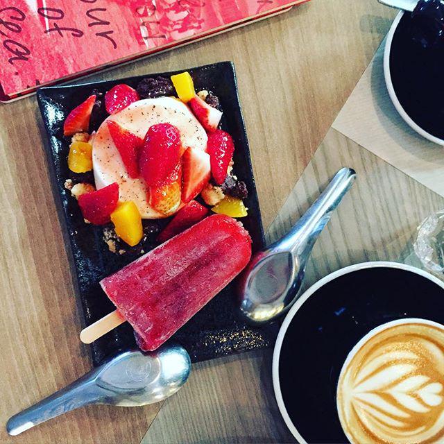 vincenturamos's tweet photo. Breakfast and poetry. #redfeed http://t.co/chJhWMNuvE http://t.co/iQ999zaiY0
