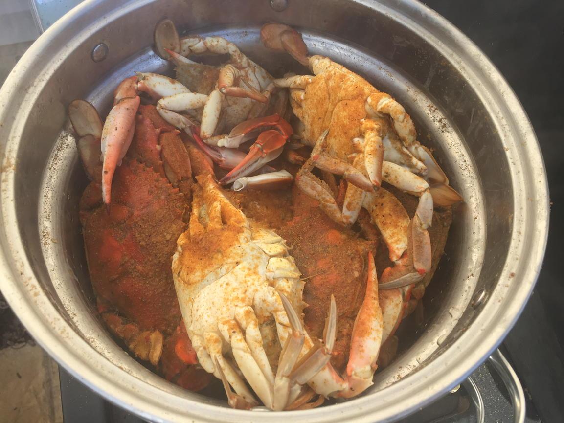Bones913's tweet photo. Fresh #blue crabs. Perfect end to summer w @akela_moon and #youngboywalker http://t.co/vNxtQySPKm