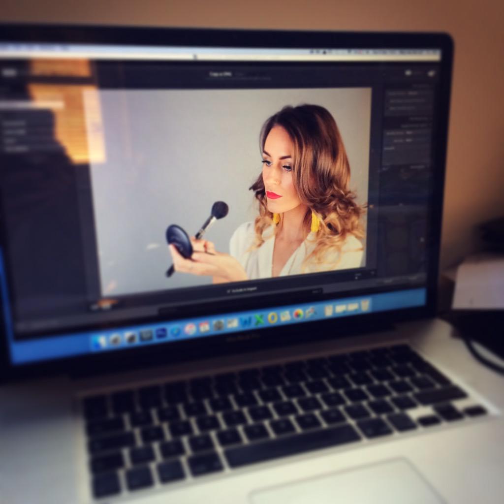 A sneaky #bts shot of my photoshoot yesterday 😁 #mua #profile #photoshoot 💄💄💄