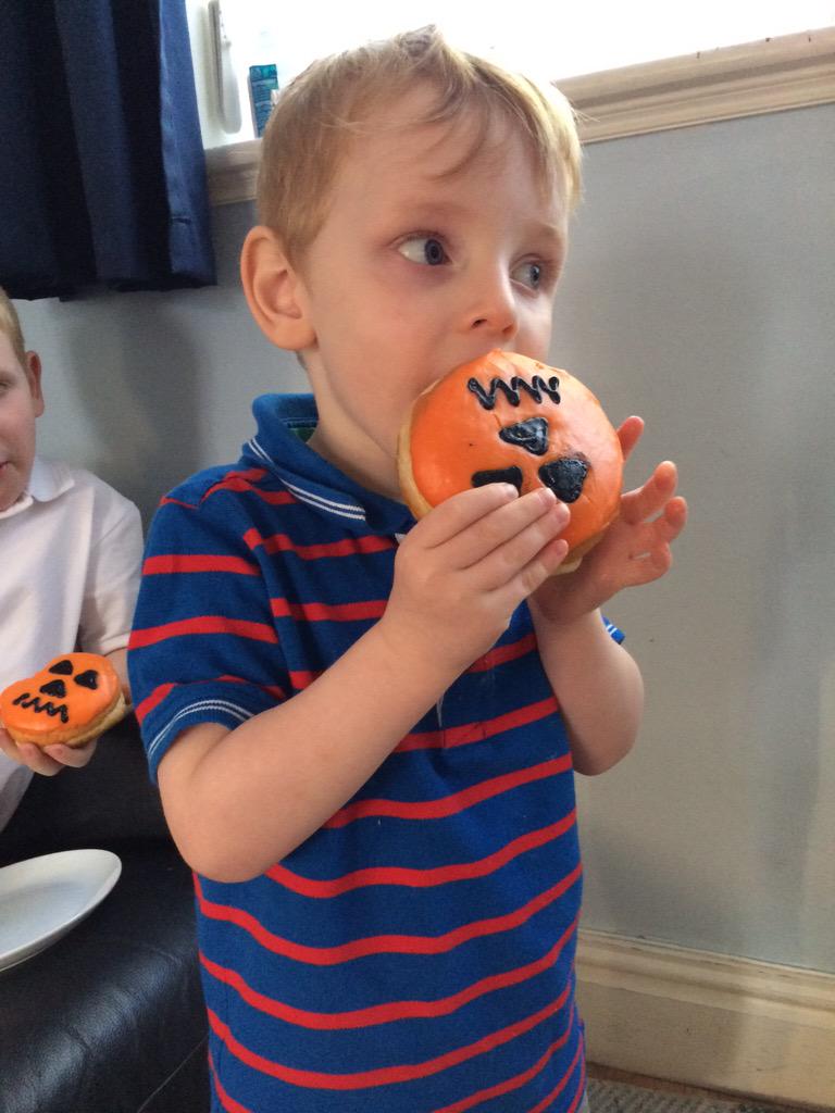 Tubetochicken's tweet photo. @MidPsy scary donuts were on the menu tonight, hand picked by Mike! #MartinMethod http://t.co/vGmdLiaX3q