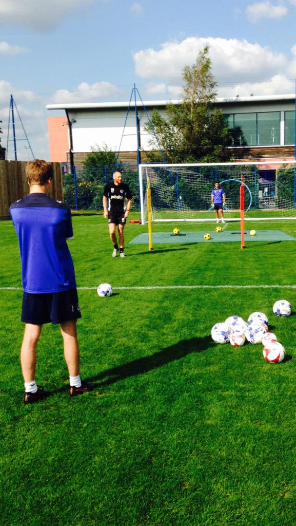 PompeyITC's tweet photo. Exciting opening day for our new Year 12 GKs, who got to train with 1st Team GK Coach @Scotty_Bevan #greatexperience http://t.co/Hb5sNm3s5r
