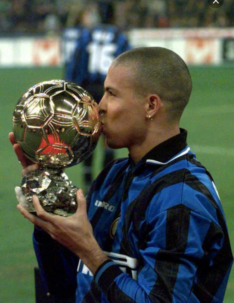 TheBeautifulGame on X: Ronaldo De Lima kissing his first ballon d'or at  Inter #thebeautifulgame  / X