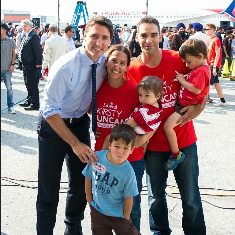 Jenmendes33's tweet photo. Incredible morning meeting @JustinTrudeau with the family at the #lpc plane launch. #RealChange #teamKirsty http://t.co/nYSvs0PBOS