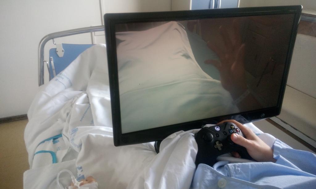 CrakerMc's tweet image. THE BEST WAY YOU CAN PLAY THE BEGINNING OF #MGSVTTP LIKE BIG BOSS, ONE HAND IN HOSPITAL!! @Kojima_Hideo